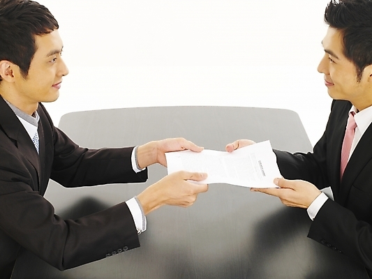 포토 JPG 스튜디오촬영 남자 가구 회사 비즈니스 부분 탁자 회의 협력 협상 사람 앉기 정장 상반신 20대 두명 비즈니스라이프 청춘 사무실 필기구 볼펜 한국인 직장인 비즈니스맨 책상 동료 계약 문서 계약서 사무용가구 서명 남자만 성인남자만 청년만 청년남자만 성인만 국내포토 직업 라이프스타일 옷 생활용품 컨셉 관계 모션 문구용품 실내 동양인 청년 펜 파일형식