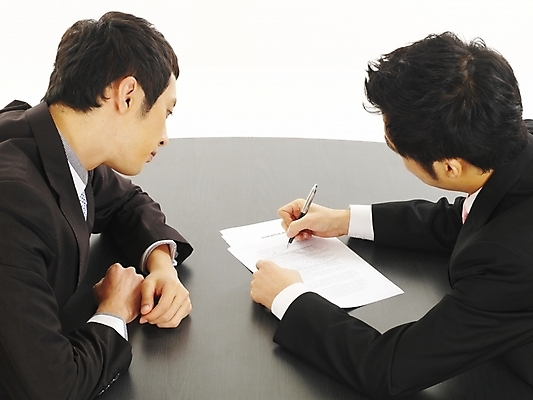 포토 JPG 스튜디오촬영 남자 가구 회사 비즈니스 부분 탁자 회의 협력 협상 사람 앉기 정장 상반신 20대 두명 비즈니스라이프 청춘 사무실 필기구 볼펜 한국인 직장인 비즈니스맨 책상 동료 계약 문서 계약서 사무용가구 서명 남자만 성인남자만 청년만 청년남자만 성인만 국내포토 직업 라이프스타일 옷 생활용품 컨셉 관계 모션 문구용품 실내 동양인 청년 펜 파일형식