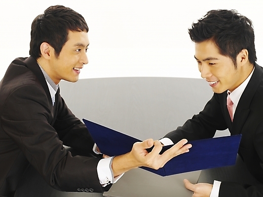 포토 JPG 스튜디오촬영 남자 가구 회사 비즈니스 부분 탁자 성공 회의 협력 협상 미소 웃음 사람 앉기 정장 상반신 20대 두명 비즈니스라이프 청춘 사무실 한국인 직장인 비즈니스맨 책상 동료 계약 확인 계약서 사무용가구 남자만 성인남자만 청년만 청년남자만 성인만 국내포토 직업 라이프스타일 옷 생활용품 컨셉 관계 모션 실내 표정 동양인 청년 파일형식