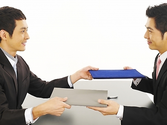 포토 JPG 스튜디오촬영 남자 가구 회사 비즈니스 부분 탁자 성공 회의 협력 협상 미소 웃음 사람 앉기 정장 상반신 20대 두명 비즈니스라이프 청춘 사무실 볼펜 거래 한국인 직장인 비즈니스맨 책상 동료 계약 계약서 사무용가구 남자만 성인남자만 청년만 청년남자만 성인만 국내포토 직업 라이프스타일 옷 생활용품 컨셉 관계 모션 실내 표정 동양인 청년 펜 파일형식