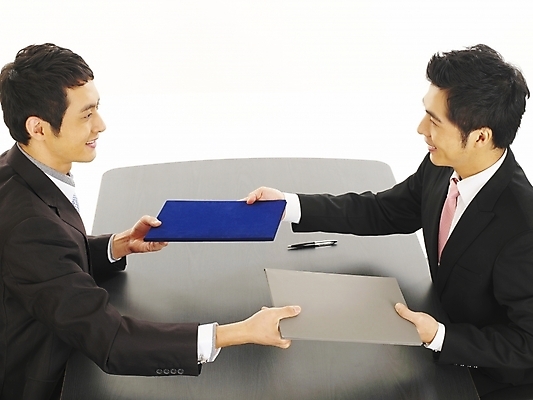 포토 JPG 스튜디오촬영 남자 가구 회사 비즈니스 부분 탁자 성공 회의 협력 협상 미소 웃음 사람 앉기 정장 상반신 20대 두명 비즈니스라이프 청춘 사무실 필기구 볼펜 한국인 직장인 비즈니스맨 책상 동료 계약 계약서 사무용가구 남자만 성인남자만 청년만 청년남자만 성인만 국내포토 직업 라이프스타일 옷 생활용품 컨셉 관계 모션 문구용품 실내 표정 동양인 청년 펜 파일형식