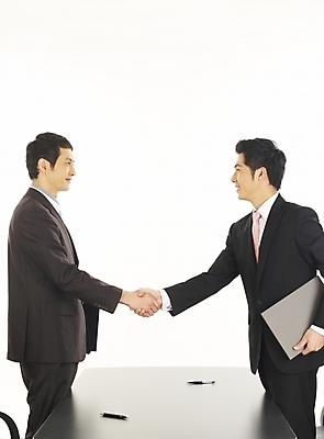 포토 JPG 스튜디오촬영 남자 가구 회사 비즈니스 부분 탁자 성공 회의 협력 악수 협상 사람 정장 상반신 20대 두명 비즈니스라이프 청춘 사무실 필기구 볼펜 거래 한국인 직장인 비즈니스맨 책상 동료 계약 사무용가구 남자만 성인남자만 청년만 청년남자만 성인만 국내포토 직업 라이프스타일 옷 생활용품 컨셉 관계 문구용품 실내 동양인 손짓 청년 펜 파일형식