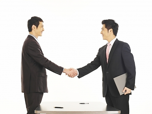 포토 JPG 스튜디오촬영 남자 가구 회사 비즈니스 부분 탁자 성공 회의 협력 악수 협상 미소 웃음 누끼 사람 정장 상반신 20대 두명 비즈니스라이프 청춘 사무실 볼펜 거래 한국인 직장인 비즈니스맨 책상 동료 계약 사무용가구 남자만 성인남자만 청년만 청년남자만 성인만 국내포토 직업 라이프스타일 옷 생활용품 컨셉 관계 실내 표정 동양인 손짓 청년 펜 파일형식