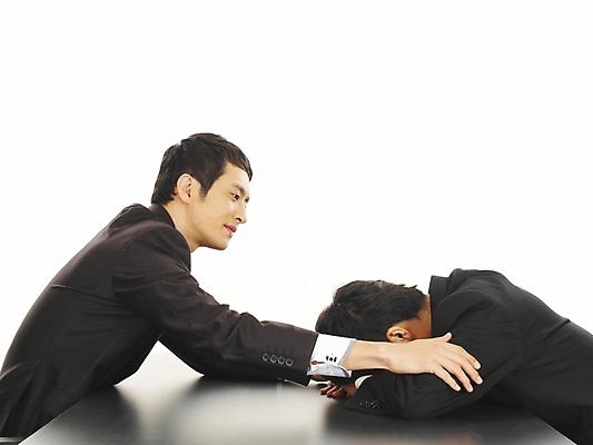 포토 JPG 스튜디오촬영 남자 가구 생각 회사 비즈니스 부분 탁자 회의 스트레스 피곤 협상 사람 앉기 정장 상반신 20대 두명 비즈니스라이프 청춘 사무실 한국인 직장인 비즈니스맨 책상 동료 고민 갈등 사무용가구 위로 힘듦 남자만 성인남자만 청년만 청년남자만 성인만 국내포토 직업 라이프스타일 옷 감정 생활용품 컨셉 관계 모션 실내 동양인 청년 파일형식