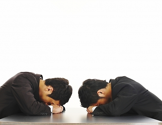 포토 JPG 스튜디오촬영 남자 가구 생각 회사 비즈니스 부분 탁자 회의 스트레스 피곤 협상 사람 앉기 정장 상반신 20대 두명 비즈니스라이프 청춘 사무실 한국인 직장인 비즈니스맨 책상 동료 고민 갈등 사무용가구 남자만 성인남자만 청년만 청년남자만 성인만 국내포토 직업 라이프스타일 옷 감정 생활용품 컨셉 관계 모션 실내 동양인 청년 파일형식