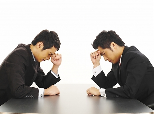 포토 JPG 스튜디오촬영 남자 가구 생각 회사 비즈니스 부분 탁자 회의 스트레스 피곤 협상 사람 앉기 정장 상반신 20대 두명 비즈니스라이프 청춘 사무실 한국인 직장인 비즈니스맨 책상 동료 고민 갈등 사무용가구 남자만 성인남자만 청년만 청년남자만 성인만 국내포토 직업 라이프스타일 옷 감정 생활용품 컨셉 관계 모션 실내 동양인 청년 파일형식