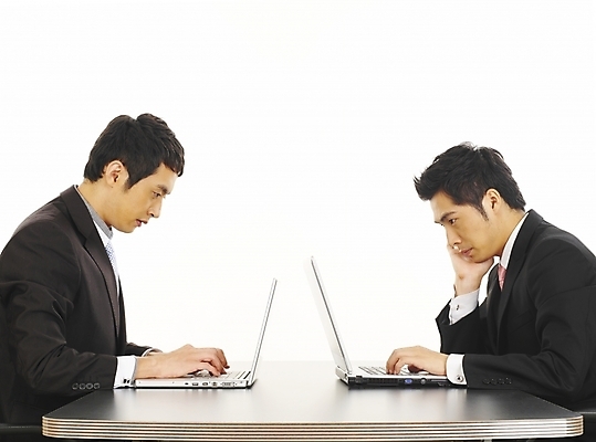 포토 JPG 스튜디오촬영 남자 가구 생각 회사 비즈니스 부분 탁자 회의 협력 협상 사람 앉기 정장 상반신 20대 두명 비즈니스라이프 노트북 컴퓨터 청춘 사무실 한국인 업무 직장인 비즈니스맨 작업실 책상 동료 고민 사무용가구 남자만 성인남자만 청년만 청년남자만 성인만 국내포토 직업 라이프스타일 옷 감정 생활용품 컨셉 관계 모션 실내 동양인 청년 전자제품 작업 파일형식