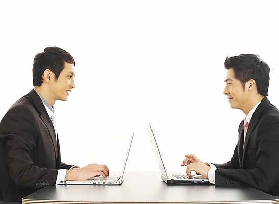 포토 JPG 스튜디오촬영 남자 가구 회사 비즈니스 부분 탁자 회의 협력 협상 미소 웃음 사람 앉기 정장 상반신 20대 두명 비즈니스라이프 노트북 컴퓨터 청춘 사무실 한국인 업무 직장인 비즈니스맨 작업실 책상 동료 사무용가구 남자만 성인남자만 청년만 청년남자만 성인만 국내포토 직업 라이프스타일 옷 생활용품 컨셉 관계 모션 실내 표정 동양인 청년 전자제품 작업 파일형식