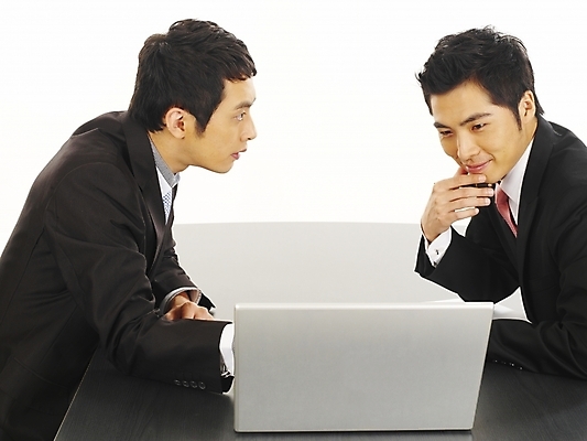 포토 JPG 스튜디오촬영 남자 가구 회사 비즈니스 부분 탁자 회의 협력 미소 사람 앉기 정장 상반신 20대 두명 비즈니스라이프 노트북 컴퓨터 청춘 사무실 한국인 업무 직장인 비즈니스맨 작업실 책상 동료 사무용가구 남자만 성인남자만 청년만 청년남자만 성인만 국내포토 직업 라이프스타일 옷 생활용품 컨셉 관계 모션 실내 표정 동양인 청년 전자제품 작업 파일형식