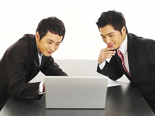 포토 JPG 스튜디오촬영 남자 가구 회사 비즈니스 부분 탁자 회의 협력 미소 사람 앉기 정장 상반신 20대 두명 비즈니스라이프 노트북 컴퓨터 청춘 사무실 한국인 업무 직장인 비즈니스맨 작업실 책상 동료 사무용가구 남자만 성인남자만 청년만 청년남자만 성인만 국내포토 직업 라이프스타일 옷 생활용품 컨셉 관계 모션 실내 표정 동양인 청년 전자제품 작업 파일형식