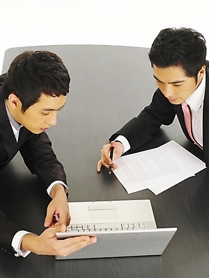 포토 JPG 스튜디오촬영 남자 가구 회사 비즈니스 부분 탁자 회의 협력 미소 사람 앉기 정장 상반신 20대 두명 비즈니스라이프 노트북 컴퓨터 청춘 사무실 한국인 업무 직장인 비즈니스맨 작업실 책상 동료 사무용가구 남자만 성인남자만 청년만 청년남자만 성인만 국내포토 직업 라이프스타일 옷 생활용품 컨셉 관계 모션 실내 표정 동양인 청년 전자제품 작업 파일형식