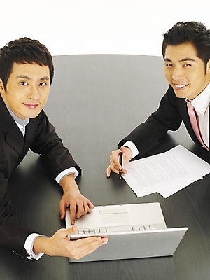 포토 JPG 스튜디오촬영 남자 종이 가구 회사 비즈니스 부분 탁자 회의 협력 미소 웃음 사람 앉기 정장 상반신 20대 두명 비즈니스라이프 노트북 컴퓨터 청춘 사무실 필기구 볼펜 한국인 업무 직장인 비즈니스맨 작업실 책상 동료 문서 사무용가구 남자만 성인남자만 청년만 청년남자만 성인만 국내포토 직업 라이프스타일 옷 생활용품 컨셉 관계 모션 문구용품 실내 표정 동양인 청년 전자제품 펜 작업 파일형식