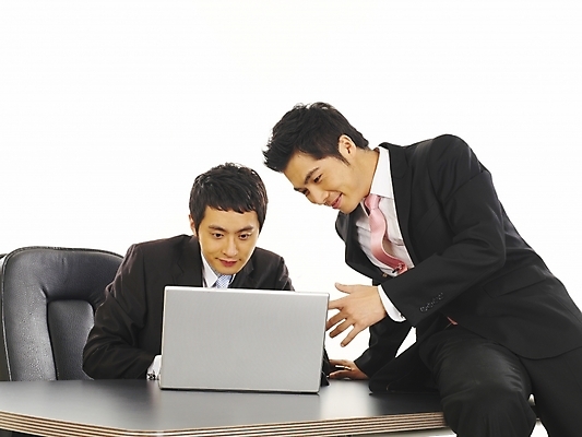 포토 JPG 스튜디오촬영 남자 종이 가구 회사 비즈니스 부분 탁자 회의 협력 미소 웃음 사람 앉기 정장 상반신 20대 두명 비즈니스라이프 노트북 컴퓨터 청춘 사무실 필기구 볼펜 한국인 업무 직장인 비즈니스맨 작업실 책상 동료 문서 사무용가구 남자만 성인남자만 청년만 청년남자만 성인만 국내포토 직업 라이프스타일 옷 생활용품 컨셉 관계 모션 문구용품 실내 표정 동양인 청년 전자제품 펜 작업 파일형식