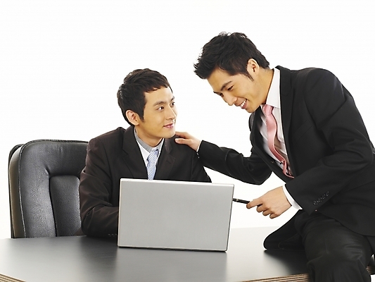 포토 JPG 스튜디오촬영 남자 종이 가구 회사 비즈니스 부분 탁자 회의 협력 미소 웃음 사람 앉기 정장 상반신 20대 두명 비즈니스라이프 노트북 컴퓨터 청춘 사무실 필기구 볼펜 한국인 업무 직장인 비즈니스맨 작업실 책상 동료 문서 사무용가구 남자만 성인남자만 청년만 청년남자만 성인만 국내포토 직업 라이프스타일 옷 생활용품 컨셉 관계 모션 문구용품 실내 표정 동양인 청년 전자제품 펜 작업 파일형식