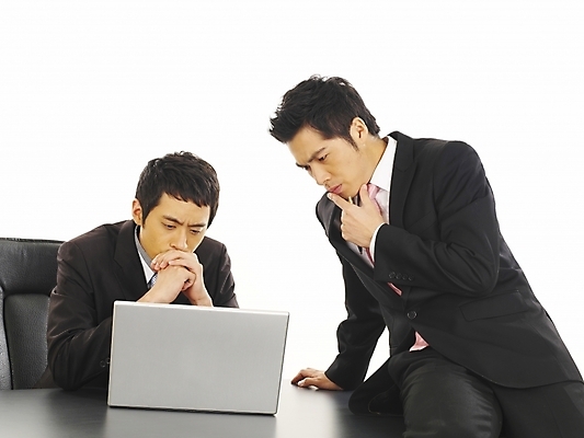 포토 JPG 스튜디오촬영 남자 종이 가구 회사 비즈니스 부분 탁자 회의 협력 미소 웃음 사람 앉기 정장 상반신 20대 두명 비즈니스라이프 노트북 컴퓨터 청춘 사무실 필기구 볼펜 한국인 업무 직장인 비즈니스맨 작업실 책상 동료 문서 사무용가구 남자만 성인남자만 청년만 청년남자만 성인만 국내포토 직업 라이프스타일 옷 생활용품 컨셉 관계 모션 문구용품 실내 표정 동양인 청년 전자제품 펜 작업 파일형식