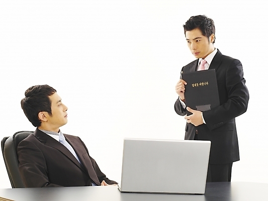 포토 JPG 스튜디오촬영 남자 커피 가구 회사 비즈니스 부분 탁자 사람 앉기 정장 상반신 20대 두명 비즈니스라이프 노트북 컴퓨터 청춘 사무실 한국인 업무 직장인 비즈니스맨 작업실 찻잔 상사 책상 동료 부하 결재 사무용가구 남자만 성인남자만 청년만 청년남자만 성인만 국내포토 직업 라이프스타일 옷 음료 생활용품 컨셉 관계 모션 잔 실내 동양인 청년 전자제품 작업 파일형식