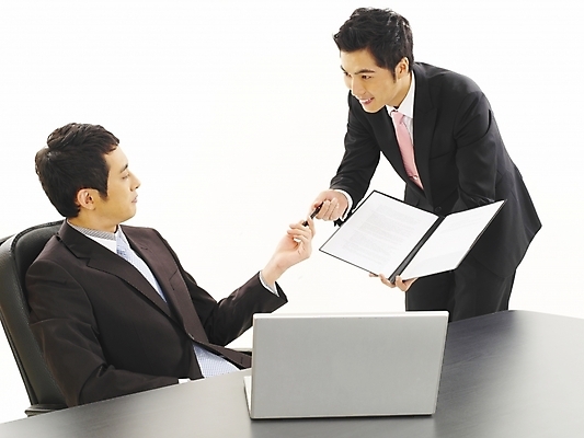 포토 JPG 스튜디오촬영 남자 커피 가구 회사 비즈니스 부분 탁자 사람 앉기 정장 상반신 20대 두명 비즈니스라이프 노트북 컴퓨터 청춘 사무실 한국인 업무 직장인 비즈니스맨 작업실 찻잔 상사 책상 동료 부하 결재 사무용가구 남자만 성인남자만 청년만 청년남자만 성인만 국내포토 직업 라이프스타일 옷 음료 생활용품 컨셉 관계 모션 잔 실내 동양인 청년 전자제품 작업 파일형식