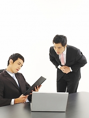 포토 JPG 스튜디오촬영 남자 커피 가구 회사 비즈니스 부분 탁자 사람 앉기 정장 상반신 20대 두명 비즈니스라이프 노트북 컴퓨터 청춘 사무실 한국인 업무 직장인 비즈니스맨 작업실 찻잔 상사 책상 동료 부하 결재 사무용가구 남자만 성인남자만 청년만 청년남자만 성인만 국내포토 직업 라이프스타일 옷 음료 생활용품 컨셉 관계 모션 잔 실내 동양인 청년 전자제품 작업 파일형식