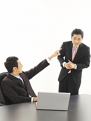 포토 JPG 스튜디오촬영 남자 커피 가구 회사 비즈니스 부분 탁자 사람 앉기 정장 상반신 20대 두명 비즈니스라이프 노트북 컴퓨터 청춘 사무실 한국인 업무 직장인 비즈니스맨 작업실 찻잔 상사 책상 동료 부하 결재 사무용가구 남자만 성인남자만 청년만 청년남자만 성인만 국내포토 직업 라이프스타일 옷 음료 생활용품 컨셉 관계 모션 잔 실내 동양인 청년 전자제품 작업 파일형식