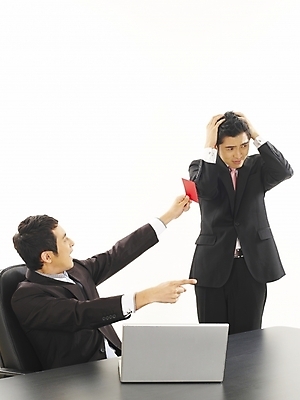 포토 JPG 스튜디오촬영 남자 커피 가구 회사 비즈니스 부분 탁자 경고 사람 앉기 정장 상반신 20대 두명 비즈니스라이프 노트북 컴퓨터 청춘 사무실 한국인 업무 직장인 비즈니스맨 작업실 찻잔 상사 책상 동료 부하 결재 사무용가구 레드카드 남자만 성인남자만 청년만 청년남자만 성인만 국내포토 직업 라이프스타일 옷 음료 생활용품 컨셉 관계 모션 잔 실내 동양인 청년 전자제품 작업 카드_놀이용품 파일형식