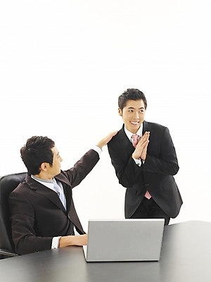 포토 JPG 스튜디오촬영 남자 커피 가구 회사 비즈니스 부분 탁자 사람 앉기 정장 상반신 20대 두명 비즈니스라이프 노트북 컴퓨터 청춘 사무실 한국인 업무 직장인 비즈니스맨 작업실 찻잔 상사 책상 동료 부하 결재 사무용가구 남자만 성인남자만 청년만 청년남자만 성인만 국내포토 직업 라이프스타일 옷 음료 생활용품 컨셉 관계 모션 잔 실내 동양인 청년 전자제품 작업 파일형식