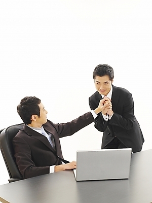 포토 JPG 스튜디오촬영 남자 커피 가구 회사 비즈니스 부분 탁자 사람 앉기 정장 상반신 20대 두명 비즈니스라이프 노트북 컴퓨터 청춘 사무실 한국인 업무 직장인 비즈니스맨 작업실 찻잔 상사 책상 동료 부하 결재 사무용가구 남자만 성인남자만 청년만 청년남자만 성인만 국내포토 직업 라이프스타일 옷 음료 생활용품 컨셉 관계 모션 잔 실내 동양인 청년 전자제품 작업 파일형식