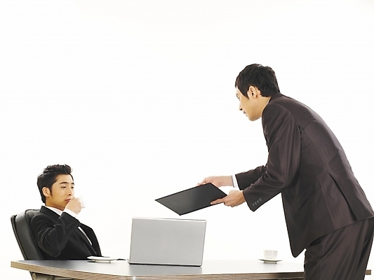 포토 JPG 스튜디오촬영 남자 커피 가구 회사 비즈니스 부분 탁자 사람 앉기 정장 상반신 20대 두명 비즈니스라이프 노트북 컴퓨터 청춘 사무실 한국인 업무 직장인 비즈니스맨 작업실 찻잔 상사 책상 동료 부하 결재 사무용가구 남자만 성인남자만 청년만 청년남자만 성인만 국내포토 직업 라이프스타일 옷 음료 생활용품 컨셉 관계 모션 잔 실내 동양인 청년 전자제품 작업 파일형식