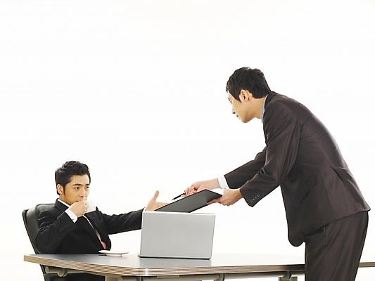 포토 JPG 스튜디오촬영 남자 커피 가구 회사 비즈니스 부분 탁자 사람 앉기 정장 상반신 20대 두명 비즈니스라이프 노트북 컴퓨터 청춘 사무실 한국인 업무 직장인 비즈니스맨 작업실 찻잔 상사 책상 동료 부하 결재 사무용가구 남자만 성인남자만 청년만 청년남자만 성인만 국내포토 직업 라이프스타일 옷 음료 생활용품 컨셉 관계 모션 잔 실내 동양인 청년 전자제품 작업 파일형식