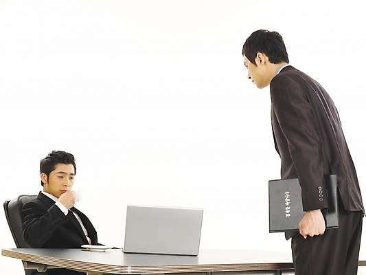 포토 JPG 스튜디오촬영 남자 커피 가구 회사 비즈니스 부분 탁자 사람 앉기 정장 상반신 20대 두명 비즈니스라이프 노트북 컴퓨터 청춘 사무실 한국인 업무 직장인 비즈니스맨 작업실 찻잔 상사 책상 동료 부하 결재 사무용가구 남자만 성인남자만 청년만 청년남자만 성인만 국내포토 직업 라이프스타일 옷 음료 생활용품 컨셉 관계 모션 잔 실내 동양인 청년 전자제품 작업 파일형식