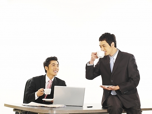 포토 JPG 스튜디오촬영 남자 커피 가구 회사 비즈니스 부분 탁자 회의 협력 티타임 휴식 미소 웃음 사람 앉기 정장 상반신 20대 두명 비즈니스라이프 노트북 컴퓨터 청춘 사무실 한국인 마시기 업무 직장인 비즈니스맨 작업실 차 찻잔 책상 동료 사무용가구 남자만 성인남자만 청년만 청년남자만 성인만 국내포토 직업 라이프스타일 옷 음료 생활용품 컨셉 관계 모션 잔 실내 표정 동양인 청년 전자제품 작업 파일형식