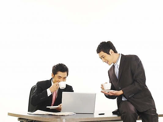 포토 JPG 스튜디오촬영 남자 커피 가구 회사 비즈니스 부분 탁자 회의 협력 티타임 휴식 미소 웃음 사람 앉기 정장 상반신 20대 두명 비즈니스라이프 노트북 컴퓨터 청춘 사무실 한국인 마시기 업무 직장인 비즈니스맨 작업실 차 찻잔 책상 동료 사무용가구 남자만 성인남자만 청년만 청년남자만 성인만 국내포토 직업 라이프스타일 옷 음료 생활용품 컨셉 관계 모션 잔 실내 표정 동양인 청년 전자제품 작업 파일형식