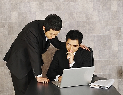 포토 JPG 남자 가구 회사 비즈니스 부분 탁자 회의 협력 실내 사람 앉기 정장 상반신 20대 두명 비즈니스라이프 노트북 컴퓨터 청춘 사무실 한국인 업무 직장인 비즈니스맨 작업실 신문 책상 동료 사무용가구 남자만 성인남자만 청년만 청년남자만 성인만 국내포토 직업 라이프스타일 옷 생활용품 컨셉 관계 모션 동양인 청년 내부 간행물 전자제품 작업 뉴스 파일형식