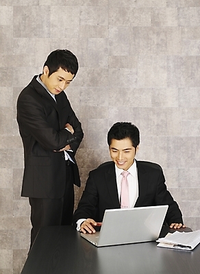 포토 JPG 남자 가구 회사 비즈니스 부분 탁자 회의 협력 실내 사람 앉기 정장 상반신 20대 두명 비즈니스라이프 노트북 컴퓨터 청춘 사무실 한국인 업무 직장인 비즈니스맨 작업실 신문 책상 동료 사무용가구 남자만 성인남자만 청년만 청년남자만 성인만 국내포토 직업 라이프스타일 옷 생활용품 컨셉 관계 모션 동양인 청년 내부 간행물 전자제품 작업 뉴스 파일형식