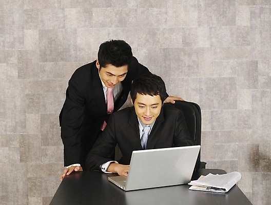 포토 JPG 남자 가구 회사 비즈니스 부분 탁자 회의 협력 실내 사람 앉기 정장 상반신 20대 두명 비즈니스라이프 노트북 컴퓨터 청춘 사무실 한국인 업무 직장인 비즈니스맨 작업실 신문 책상 동료 사무용가구 남자만 성인남자만 청년만 청년남자만 성인만 국내포토 직업 라이프스타일 옷 생활용품 컨셉 관계 모션 동양인 청년 내부 간행물 전자제품 작업 뉴스 파일형식