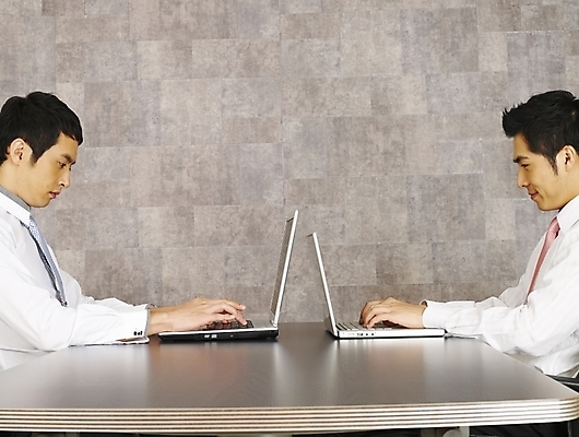 포토 JPG 남자 가구 와이셔츠 회사 비즈니스 부분 탁자 회의 협력 실내 사람 앉기 상반신 20대 두명 비즈니스라이프 노트북 컴퓨터 청춘 사무실 한국인 업무 작업 직장인 비즈니스맨 작업실 책상 동료 사무용가구 남자만 성인남자만 청년만 청년남자만 성인만 국내포토 직업 라이프스타일 생활용품 컨셉 셔츠 관계 모션 동양인 청년 내부 전자제품 파일형식