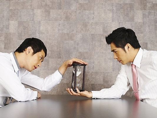 포토 JPG 남자 가구 와이셔츠 회사 비즈니스 부분 탁자 회의 실내 사람 앉기 상반신 20대 두명 비즈니스라이프 청춘 사무실 한국인 시간 직장인 비즈니스맨 모래시계 책상 동료 사무용가구 남자만 성인남자만 청년만 청년남자만 성인만 국내포토 직업 라이프스타일 모래 시계 생활용품 컨셉 셔츠 관계 모션 동양인 청년 내부 파일형식