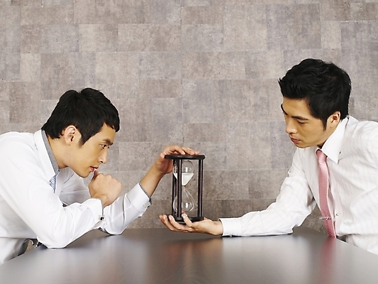 포토 JPG 남자 가구 와이셔츠 회사 비즈니스 부분 탁자 회의 실내 사람 앉기 상반신 20대 두명 비즈니스라이프 청춘 사무실 한국인 시간 직장인 비즈니스맨 모래시계 책상 동료 사무용가구 남자만 성인남자만 청년만 청년남자만 성인만 국내포토 직업 라이프스타일 모래 시계 생활용품 컨셉 셔츠 관계 모션 동양인 청년 내부 파일형식