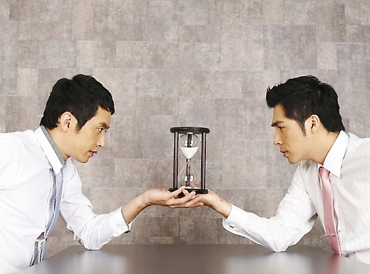 포토 JPG 남자 가구 와이셔츠 회사 비즈니스 부분 탁자 회의 실내 사람 앉기 상반신 20대 두명 비즈니스라이프 청춘 사무실 한국인 시간 직장인 비즈니스맨 모래시계 책상 동료 사무용가구 남자만 성인남자만 청년만 청년남자만 성인만 국내포토 직업 라이프스타일 모래 시계 생활용품 컨셉 셔츠 관계 모션 동양인 청년 내부 파일형식