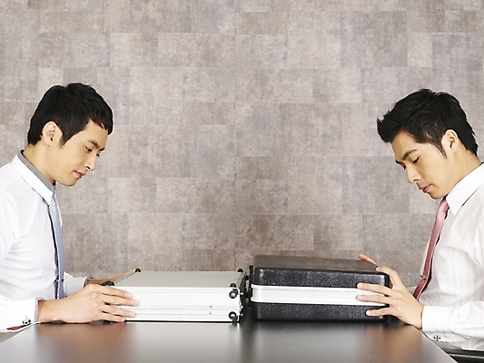 포토 JPG 남자 가구 와이셔츠 서류가방 가방 회사 비즈니스 부분 탁자 회의 실내 협상 사람 앉기 상반신 20대 두명 비즈니스라이프 청춘 사무실 한국인 직장인 비즈니스맨 책상 동료 사무용가구 기밀가방 남자만 성인남자만 청년만 청년남자만 성인만 국내포토 직업 라이프스타일 잡화 생활용품 컨셉 셔츠 관계 모션 동양인 청년 내부 파일형식