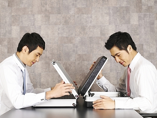 포토 JPG 남자 가구 와이셔츠 서류가방 가방 회사 비즈니스 부분 탁자 회의 실내 협상 사람 앉기 상반신 20대 두명 비즈니스라이프 청춘 사무실 한국인 직장인 비즈니스맨 책상 동료 확인 사무용가구 기밀가방 남자만 성인남자만 청년만 청년남자만 성인만 국내포토 직업 라이프스타일 잡화 생활용품 컨셉 셔츠 관계 모션 동양인 청년 내부 파일형식