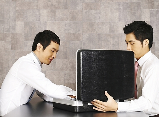 포토 JPG 남자 가구 와이셔츠 서류가방 가방 회사 비즈니스 부분 탁자 회의 실내 협상 사람 앉기 상반신 20대 두명 비즈니스라이프 청춘 사무실 한국인 직장인 비즈니스맨 책상 동료 사무용가구 기밀가방 남자만 성인남자만 청년만 청년남자만 성인만 국내포토 직업 라이프스타일 잡화 생활용품 컨셉 셔츠 관계 모션 동양인 청년 내부 파일형식