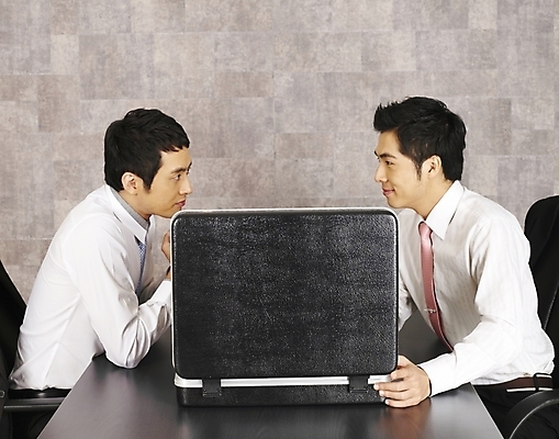 포토 JPG 남자 가구 와이셔츠 서류가방 가방 회사 비즈니스 부분 탁자 회의 실내 협상 사람 앉기 상반신 20대 두명 비즈니스라이프 청춘 사무실 한국인 직장인 비즈니스맨 책상 동료 사무용가구 기밀가방 남자만 성인남자만 청년만 청년남자만 성인만 국내포토 직업 라이프스타일 잡화 생활용품 컨셉 셔츠 관계 모션 동양인 청년 내부 파일형식