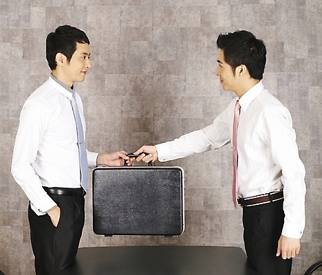 포토 JPG 남자 가구 와이셔츠 서류가방 가방 회사 비즈니스 부분 탁자 회의 실내 협상 사람 상반신 20대 두명 비즈니스라이프 청춘 사무실 한국인 직장인 비즈니스맨 책상 동료 기밀가방 남자만 성인남자만 청년만 청년남자만 성인만 국내포토 직업 라이프스타일 잡화 생활용품 컨셉 셔츠 관계 동양인 청년 내부 파일형식