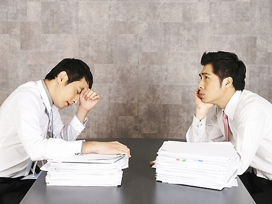 포토 JPG 남자 종이 가구 와이셔츠 회사 비즈니스 부분 탁자 회의 실내 사람 앉기 상반신 20대 두명 비즈니스라이프 청춘 사무실 한국인 업무 작업 직장인 비즈니스맨 작업실 책상 동료 문서 업무과다 사무용가구 요청 남자만 성인남자만 청년만 청년남자만 성인만 국내포토 직업 라이프스타일 생활용품 컨셉 셔츠 관계 모션 동양인 청년 내부 파일형식