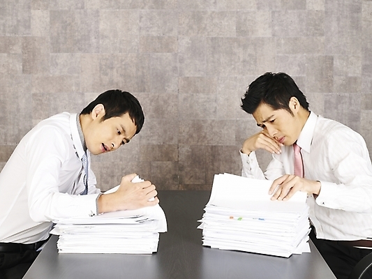 포토 JPG 남자 종이 가구 와이셔츠 회사 비즈니스 부분 탁자 회의 실내 사람 앉기 상반신 20대 두명 비즈니스라이프 청춘 사무실 한국인 업무 작업 직장인 비즈니스맨 작업실 책상 동료 문서 업무과다 사무용가구 요청 남자만 성인남자만 청년만 청년남자만 성인만 국내포토 직업 라이프스타일 생활용품 컨셉 셔츠 관계 모션 동양인 청년 내부 파일형식