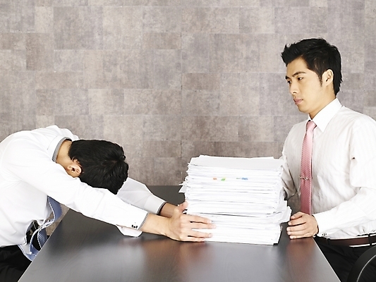 포토 JPG 남자 종이 가구 와이셔츠 회사 비즈니스 부분 탁자 회의 실내 사람 앉기 상반신 20대 두명 비즈니스라이프 청춘 사무실 한국인 업무 작업 직장인 비즈니스맨 작업실 책상 동료 문서 업무과다 사무용가구 요청 남자만 성인남자만 청년만 청년남자만 성인만 국내포토 직업 라이프스타일 생활용품 컨셉 셔츠 관계 모션 동양인 청년 내부 파일형식