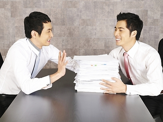 포토 JPG 남자 종이 가구 와이셔츠 회사 비즈니스 부분 탁자 회의 실내 사람 앉기 상반신 20대 두명 비즈니스라이프 청춘 사무실 한국인 업무 작업 직장인 비즈니스맨 작업실 책상 동료 문서 업무과다 사무용가구 요청 남자만 성인남자만 청년만 청년남자만 성인만 국내포토 직업 라이프스타일 생활용품 컨셉 셔츠 관계 모션 동양인 청년 내부 파일형식