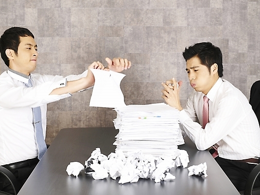 포토 JPG 남자 종이 가구 와이셔츠 회사 비즈니스 부분 탁자 회의 실내 피곤 사람 앉기 상반신 20대 두명 비즈니스라이프 청춘 사무실 한국인 분노 업무 작업 직장인 비즈니스맨 작업실 책상 동료 문서 업무과다 사무용가구 불만 남자만 성인남자만 청년만 청년남자만 성인만 국내포토 직업 라이프스타일 감정 생활용품 컨셉 셔츠 관계 모션 동양인 청년 내부 파일형식