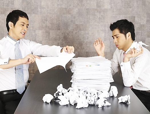 포토 JPG 남자 종이 가구 와이셔츠 회사 비즈니스 부분 탁자 회의 실내 피곤 사람 앉기 상반신 20대 두명 비즈니스라이프 청춘 사무실 한국인 분노 업무 작업 직장인 비즈니스맨 작업실 책상 동료 문서 업무과다 사무용가구 불만 남자만 성인남자만 청년만 청년남자만 성인만 국내포토 직업 라이프스타일 감정 생활용품 컨셉 셔츠 관계 모션 동양인 청년 내부 파일형식