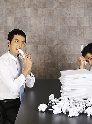 포토 JPG 남자 종이 가구 와이셔츠 회사 비즈니스 부분 탁자 회의 실내 피곤 사람 앉기 상반신 20대 두명 비즈니스라이프 청춘 사무실 한국인 분노 업무 작업 직장인 비즈니스맨 작업실 책상 동료 문서 업무과다 사무용가구 불만 남자만 성인남자만 청년만 청년남자만 성인만 국내포토 직업 라이프스타일 감정 생활용품 컨셉 셔츠 관계 모션 동양인 청년 내부 파일형식